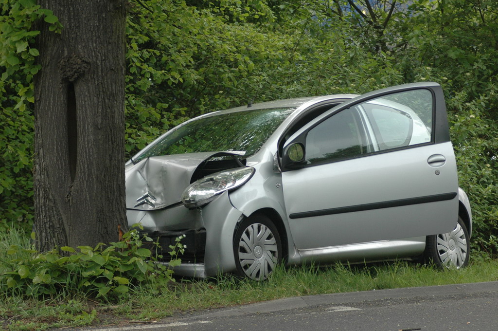 PKW gegen Baum Godorf Godorfer Hauptstr P14.jpg